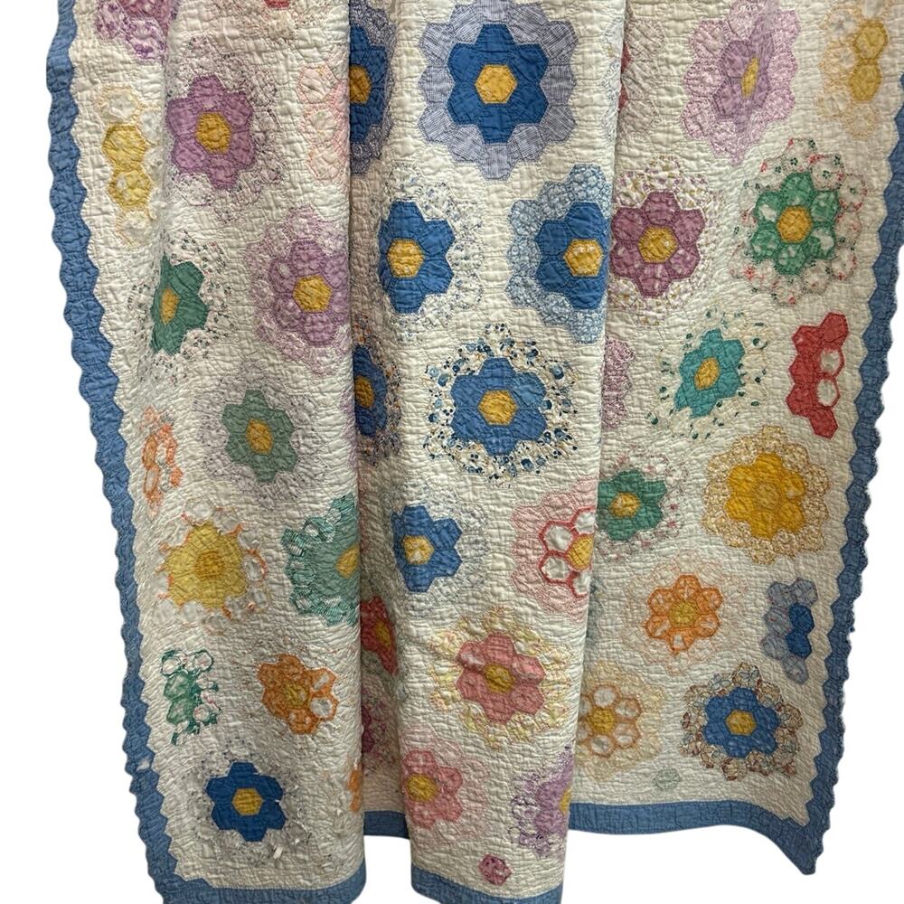 Vtg Grandmother's Flower Garden quilt hexagons flower pattern likely 30’s/40’s,